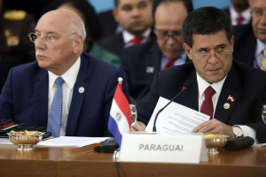 el-presidente-del-paraguay-horacio-cartes-d-y-el-canciller-eladio-loizaga-_860_573_1257070